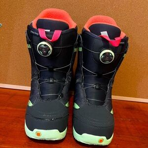 Women’s Burton starstruck BOA snowboarding boots.